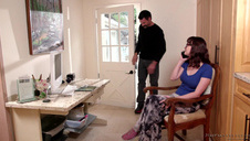 laska daje sobie z palca na balkonie