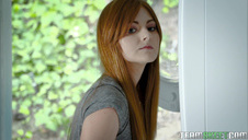 koleś sprawdza wytrzymałość cipek