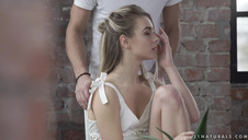 jedna laska w pończochach a druga w pończochach