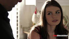 mamcia wkłada rękę w majty i masuje szparę