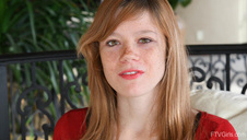 nastolatka mówi o dziewictwie i bawi się swoją pizdą