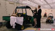 blondyna i brunetka lubią się razem zabawić