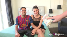 mamusia mizia paluszkami cipkę córeczki