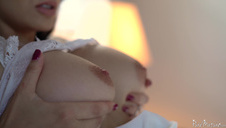 porno tatuś bzyka dwie wyśmienite blondyneczki