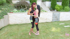 jej duże i piękne cycuszki doprowadzają go do zachwytu