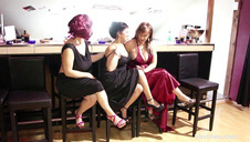 szczupłe laseczki zabawiają się na łóżku