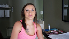 dobra brunetka ujeżdża g na łóżku