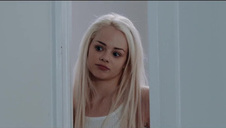 cycata kaylee brooks klęczy i obciąga dużego penisa