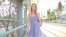 łaskawa pani gasi pragnienie swojego niewolnika sikając mu w gardło