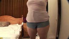 blondi zrzuca z siebie sexi piżamke