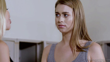 piękna suczka pozuje nago