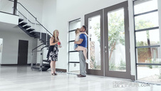 lesbijki penetrują swoje szparki na łóżku