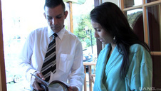 seksowna modelka wybrała się na spacer po parku