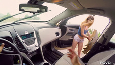 wkłada jej kutasa w dupala w kuchni