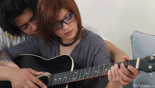 jej naturalne piersi są mięciutkie jak bułeczki