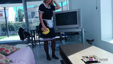 emo amatorka mizia swą piczkę na łóżku