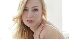 śliska laska z kutasem między cycami