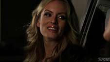 niegrzeczna nastolatka gra w salonie gdy od tyłu zostaje nabita na chuja