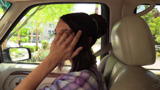 robi loda i liże jaja na klęczkach