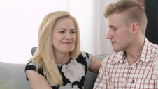 wyrzeźbiony facet posuwa ją na pieska