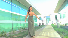 gorąca małolata obrabia profesjonalnie fiuta