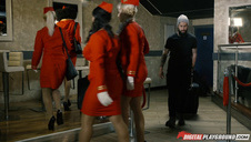 jeden facet zapina dużym kutasem dwie lalunie na basenie