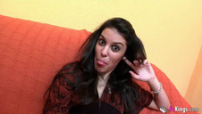 ruda laska siada na członku