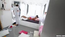 seksik z chudą uczennicą w busie