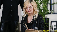 fajna pani ładnie porusza się na kutasie