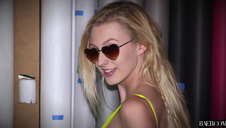 blondyneczka nieśmiało rozbiera się