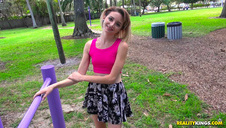 nikki kay ujeżdża faceta w samochodzie