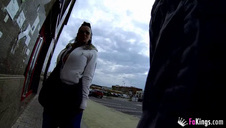 piękna laseczka ujeżdża go na łóżku