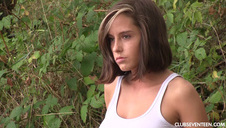 koleżanka liże jej cudowne cipsko w basenie