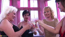 na leżaku prze basenem