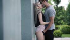 brunetka w różowej bieliźnie dobrze się palcuje