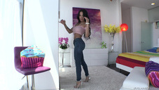 związana babka do góry nogami