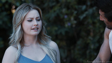 suczka siedzi na tronie przed fiutem