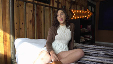 w łazience młody dotyka pięknego ciałka cycatej milfy