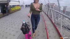 silikonowa latynoska lubi pieprzenie w bmw