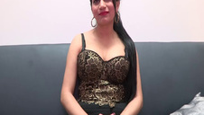 niebieskooka ślicznotka na fotelu