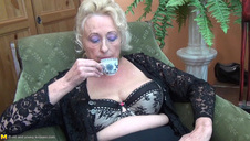 słodka laseczka z wytatuowanym motylkiem