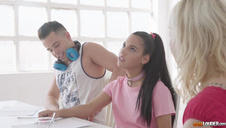 wytatuowana zabawia się przed kamerką