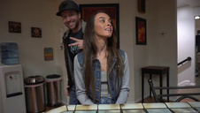 mały koleś z długonogą laseczką