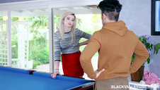 blond laska w niebieskim pokju pozuje