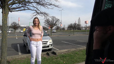 podglądamy ją w jej pokoju