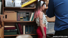 bawi się jej ładnymi cycuszkami