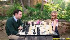 piękna blondyneczka dosiada jego sztywnej pałki