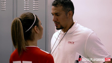 facet rżnie sobie dwie blond dziewczyny