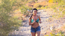 cycata mamuśka masturbuje się różnymi zabawkami