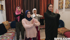 naga ciemnowłosa sucza